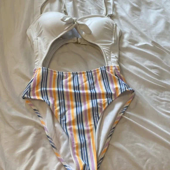 Cut out one piece bathing suit - Picture 3 of 7